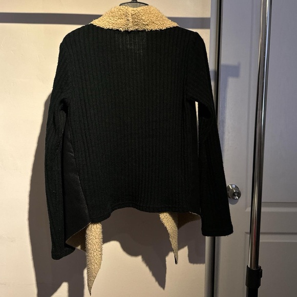 Chic black cardigan with sherpa-lined collar - Picture 3 of 3